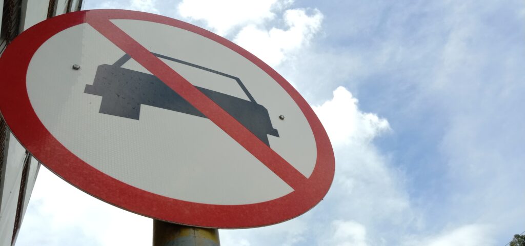 Mașinile nu mai au drept de circulație. Decizie obligatorie în România din 2 iunie, pentru 30 zile. Unde se aplică