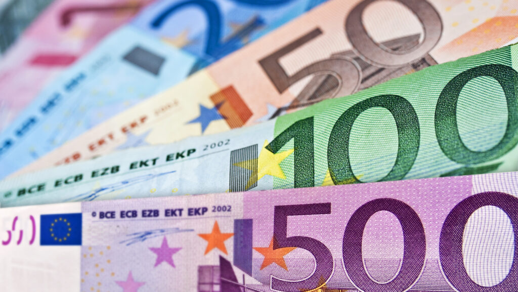 Vouchere de 4.000 de euro în România. Înscrierile încep în luna mai. Nu se face distincție de vârstă