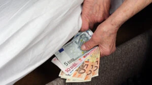 bani, bani la saltea, euro, bani cash