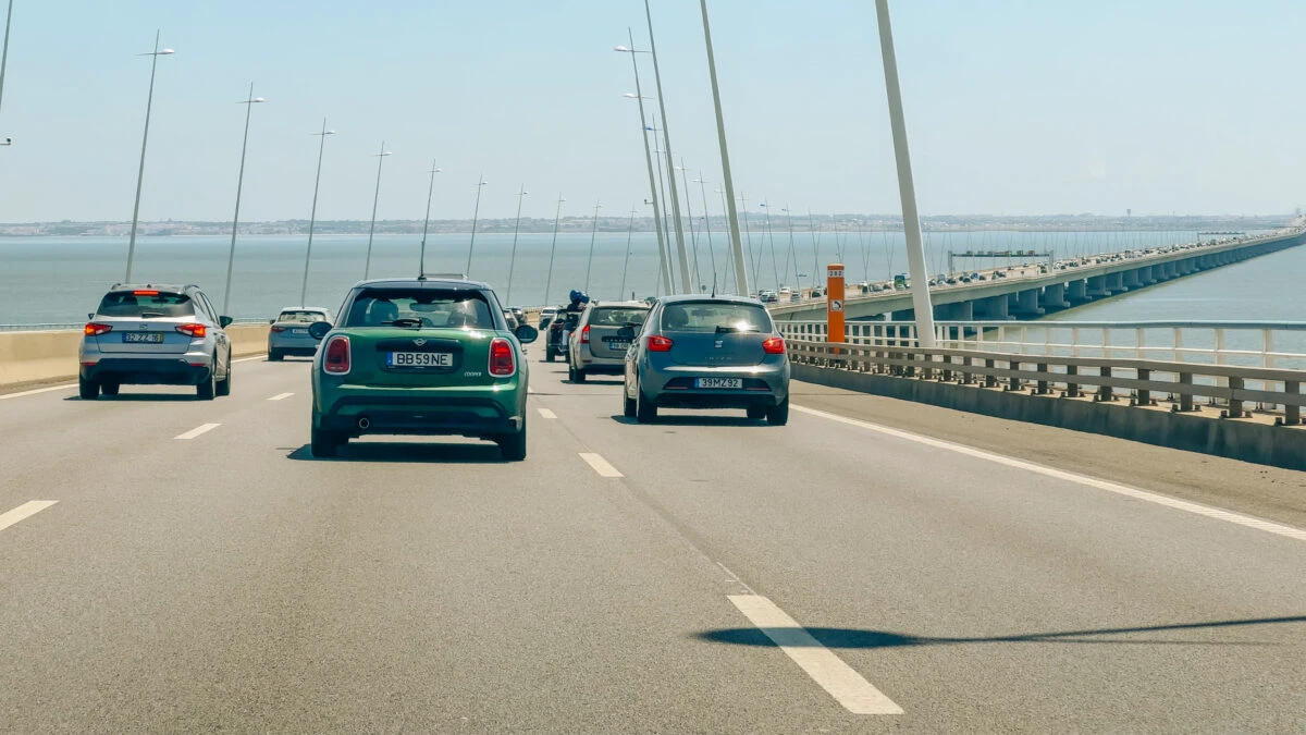 O nouă taxă pentru șoferi. Noua rovinietă se achită din 15 aprilie. Se împart mașinile în 4 categorii