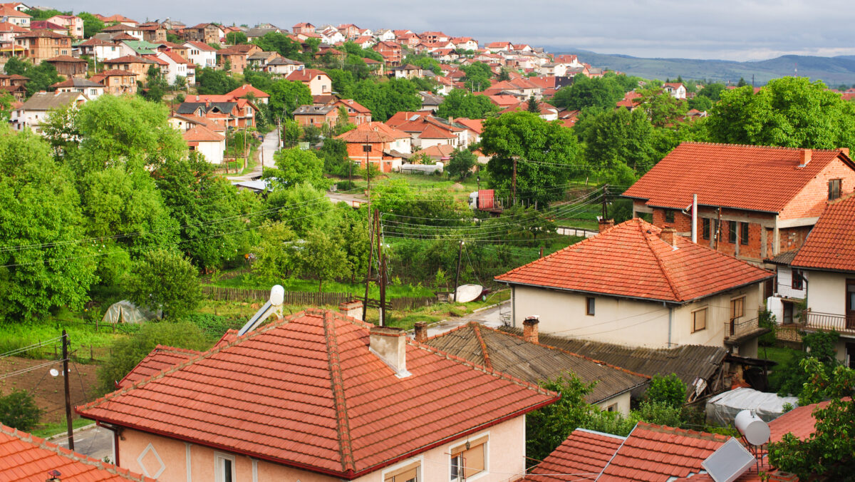 Obligatoriu pentru românii care au casă la curte! Au nevoie de acordul vecinilor